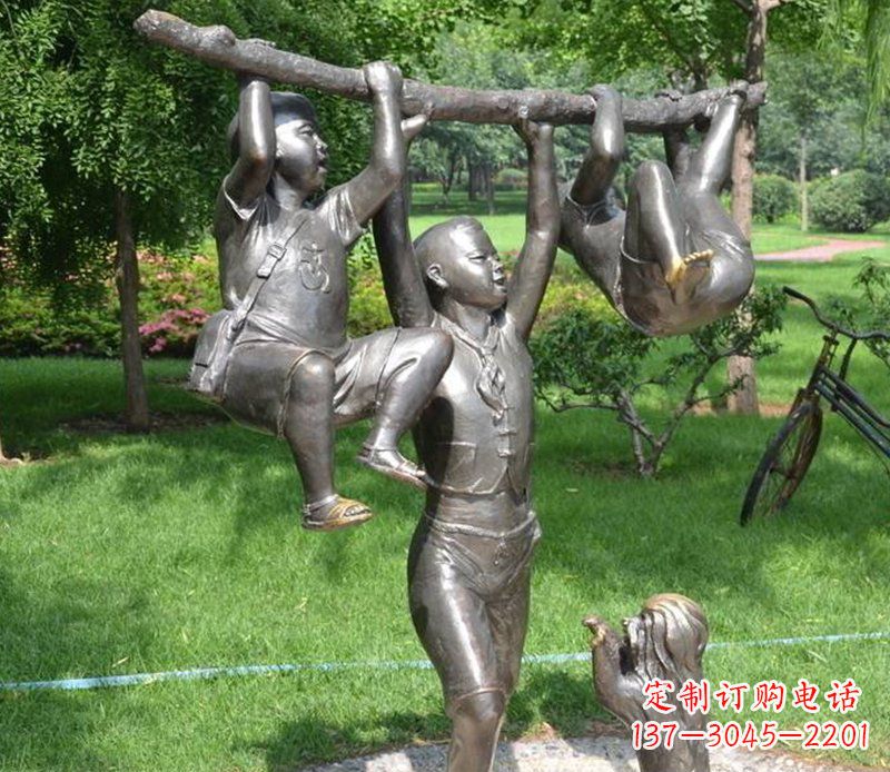 泸州捉着树枝玩耍的小孩铜雕