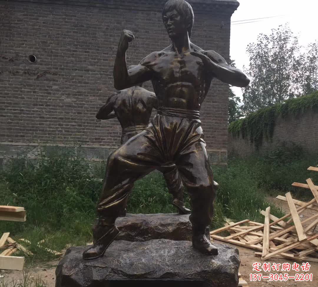 泸州令人叹为观止的李小龙铜雕