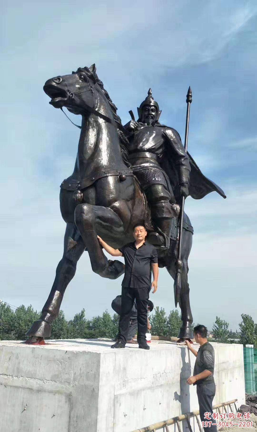 泸州以古代骑马将军为灵感的铜雕
