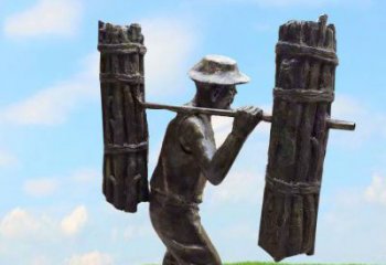 泸州精美老人铜雕，传承古代挑柴精神