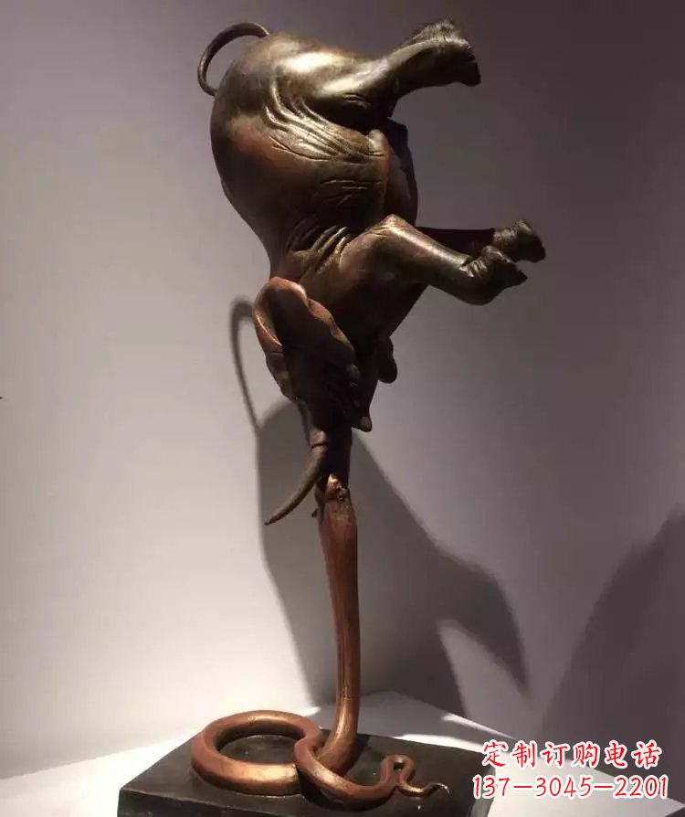 泸州广场大象倒立景观铜雕