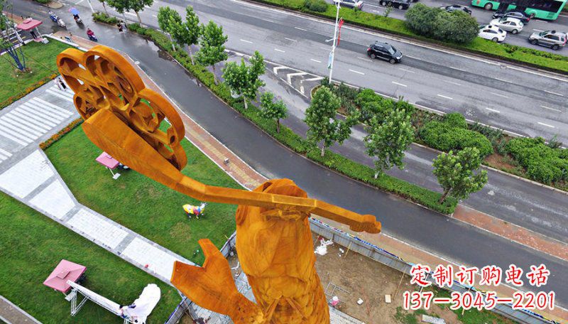 泸州广场叼着钥匙的鱼景观铜雕