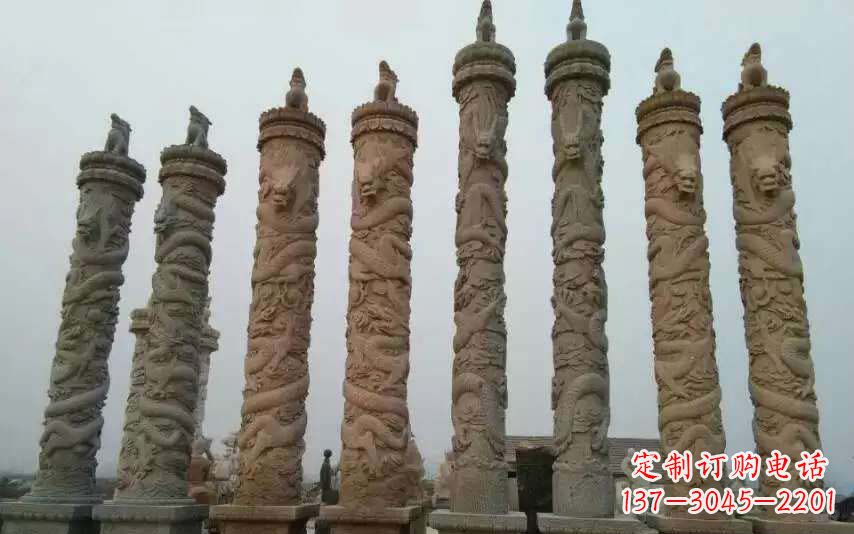 泸州风格独特的盘龙石雕