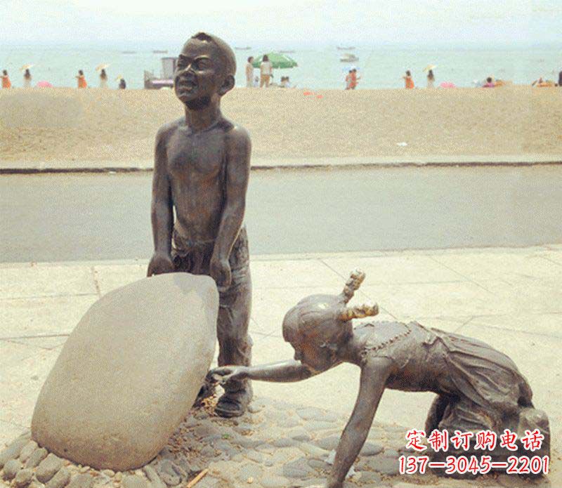 泸州海边抬石头的小孩铜雕