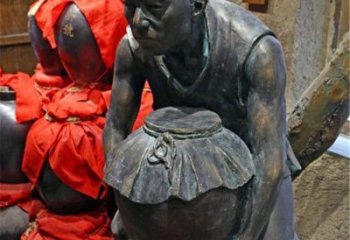 泸州铜质老人抱酒图案雕塑