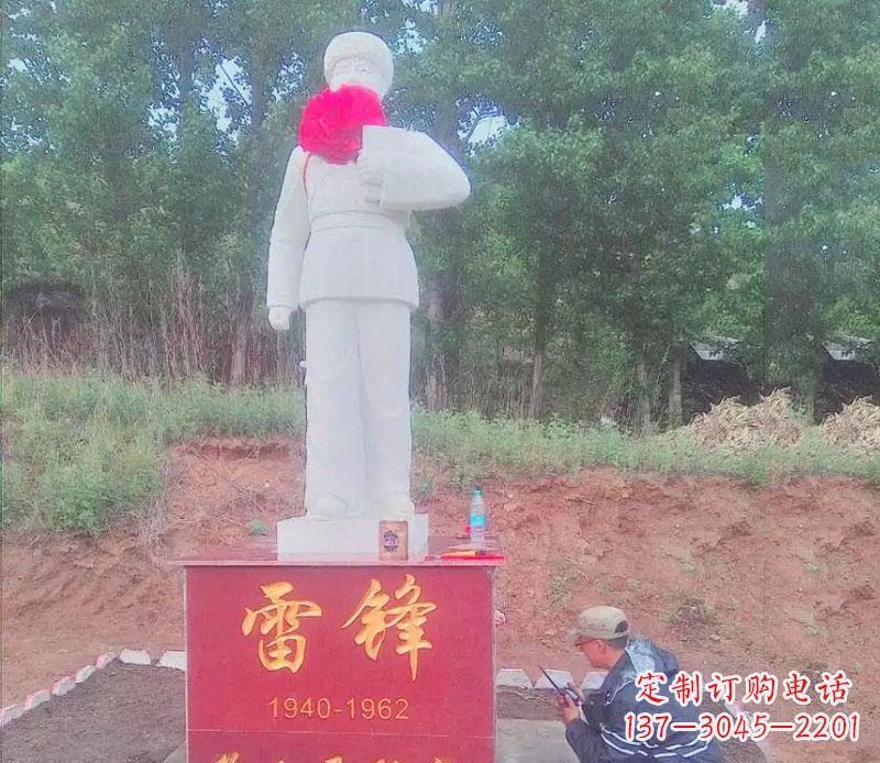 泸州珍贵的白玉雷锋雕塑