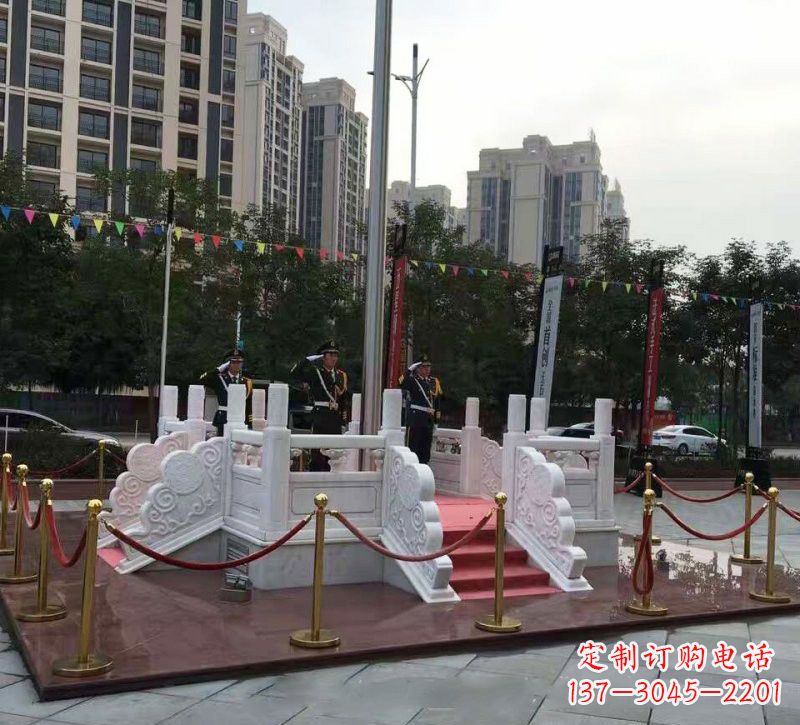 泸州特色国旗雕塑,汉白玉企业升旗台