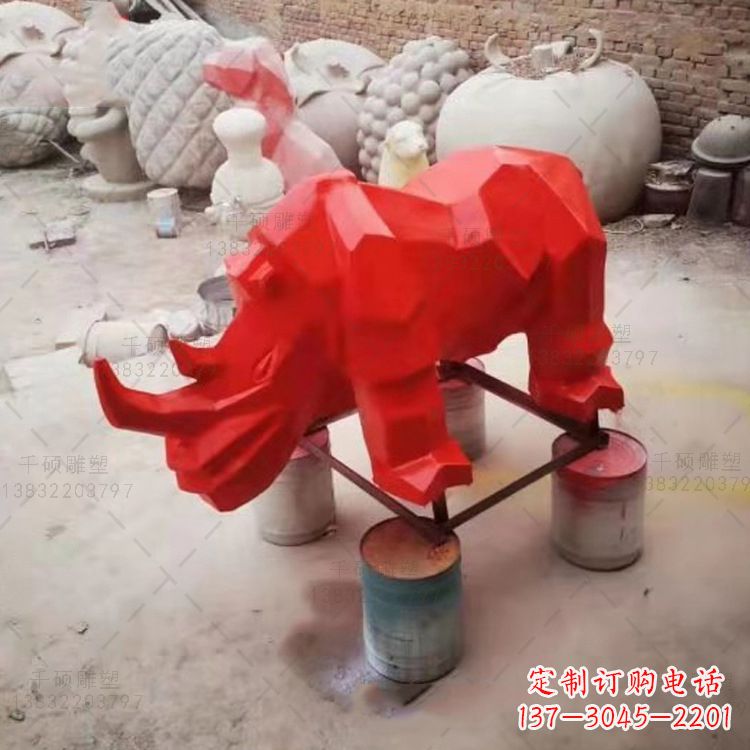 泸州红色几何切面抽象犀牛雕塑