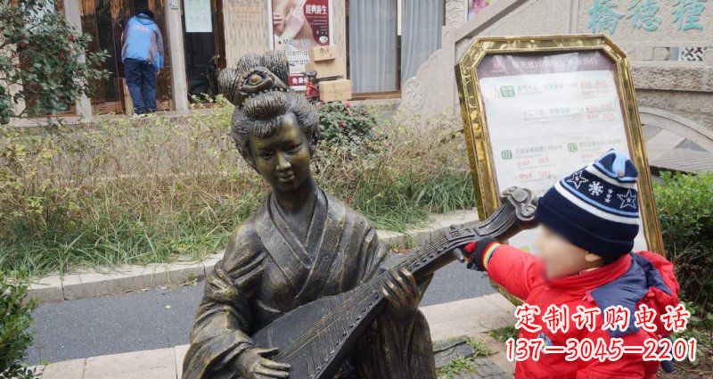 泸州街边弹琵琶的古代美女人物景观铜雕