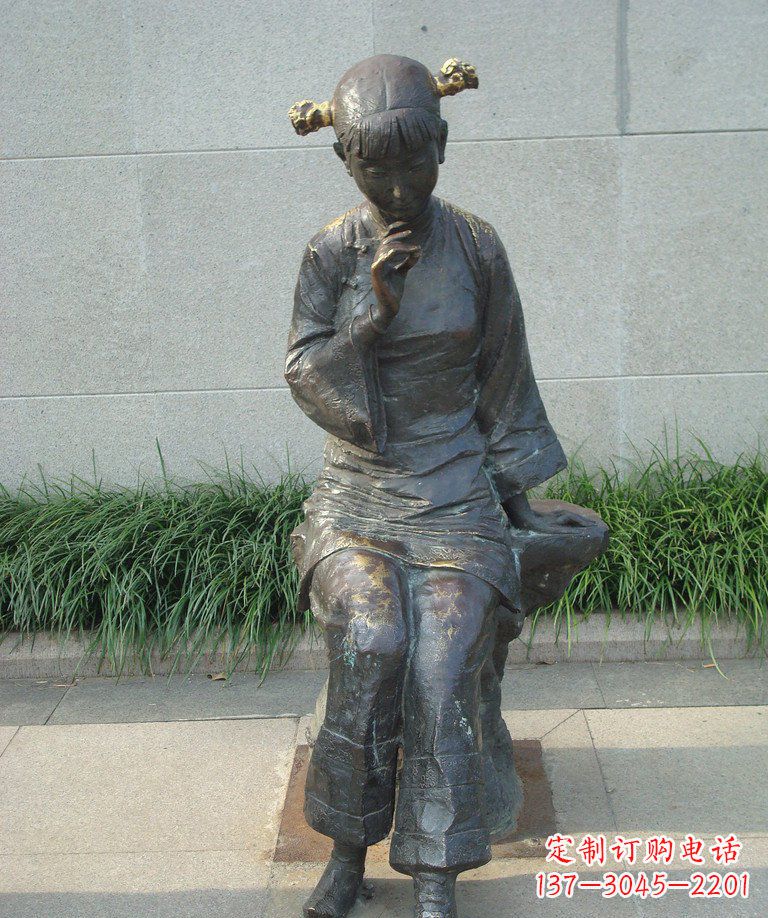 泸州描绘心灵世界的街边低头思考的女孩景观铜雕