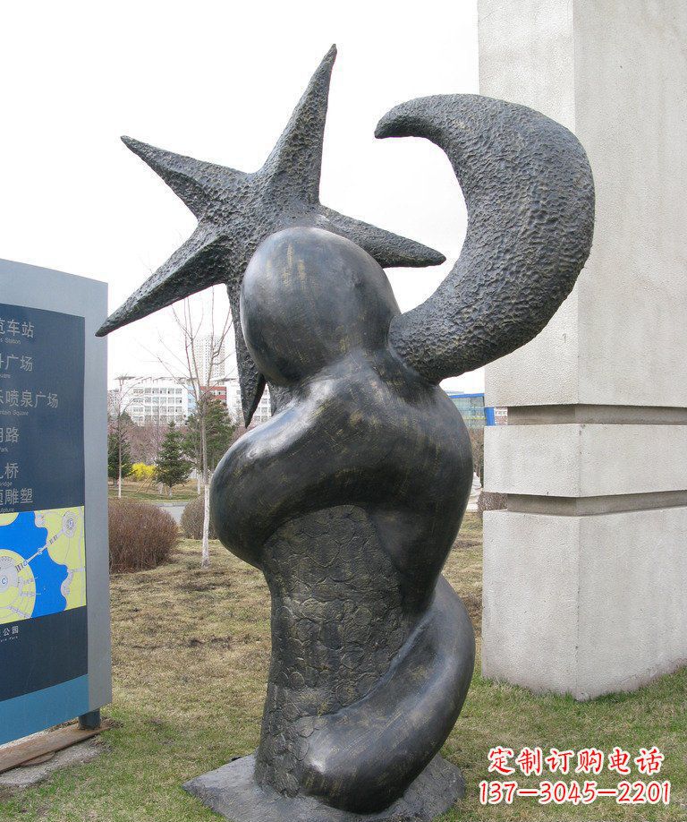 泸州街边星星月亮景观铜雕是由中国领雕塑定制的…