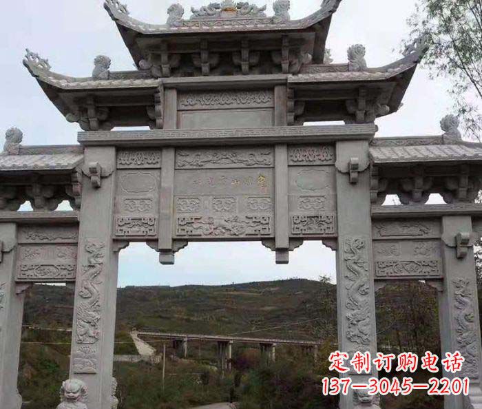 泸州地标性的三门石雕牌坊