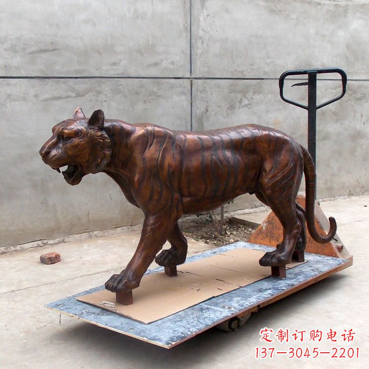 泸州活力四射的老虎铜雕塑