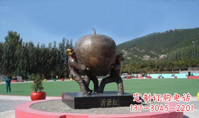 泸州苹果融入两岁小孩的生活——公园铜雕