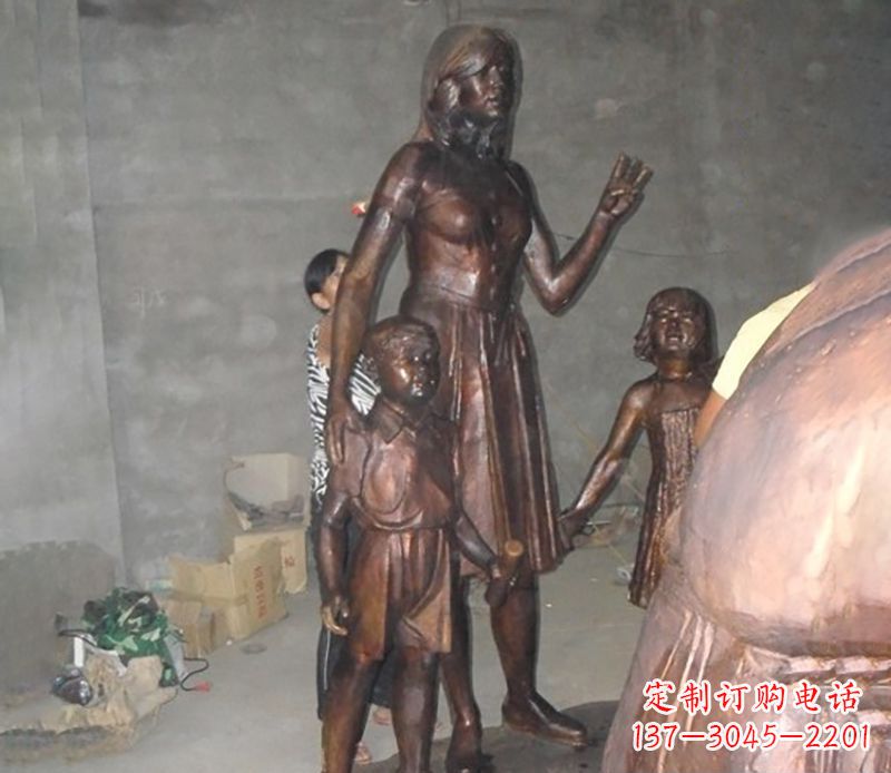 泸州母亲与孩子合影公园人物铜雕