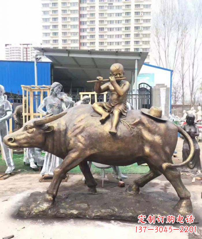 泸州专为儿童量身定制的牧童骑在牛背吹笛铜雕