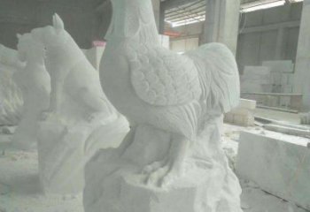 泸州华丽而神奇的汉白玉中领生肖鸡雕塑