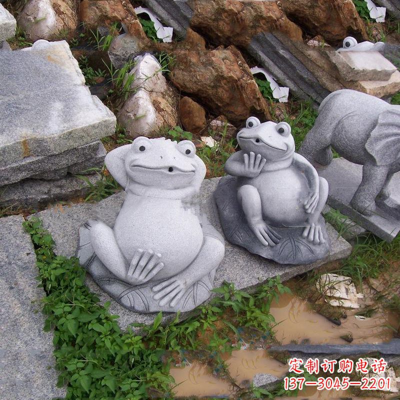 泸州别具一格的青石青蛙喷水雕塑