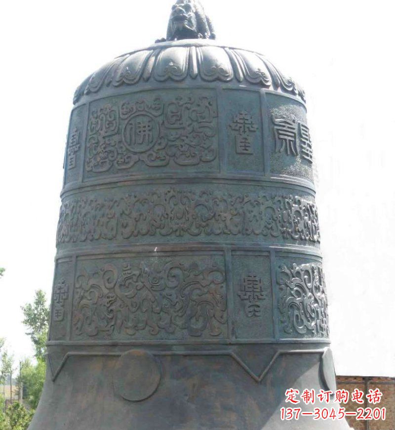 泸州传统唢呐青铜钟雕塑,传递节日的祝福