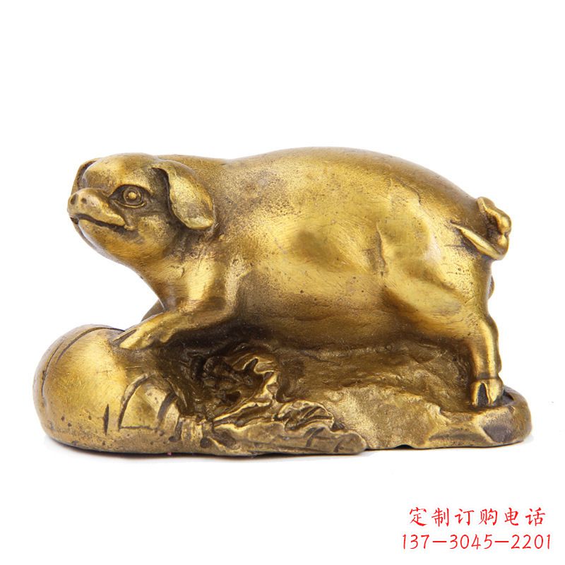 泸州铸铜鎏金猪雕塑时尚炫彩,精致温馨