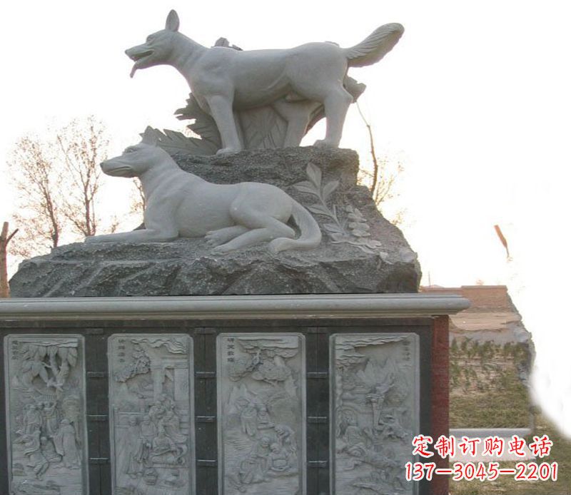 泸州体现艺术灵感的两只狗公园动物雕塑