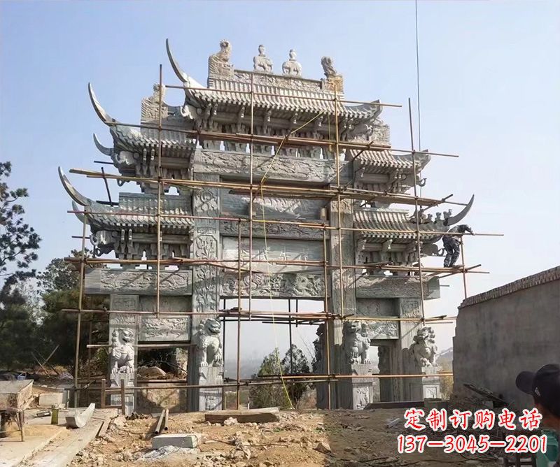 泸州石牌坊外东侧的龙凤雕塑