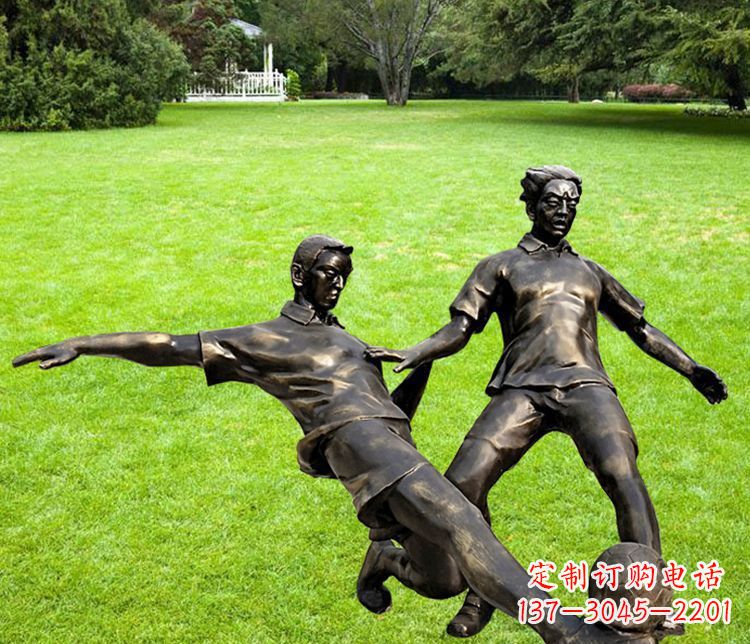 泸州踢足球的人物铜雕