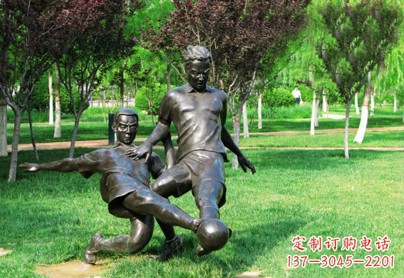 泸州踢足球的人物铜雕222