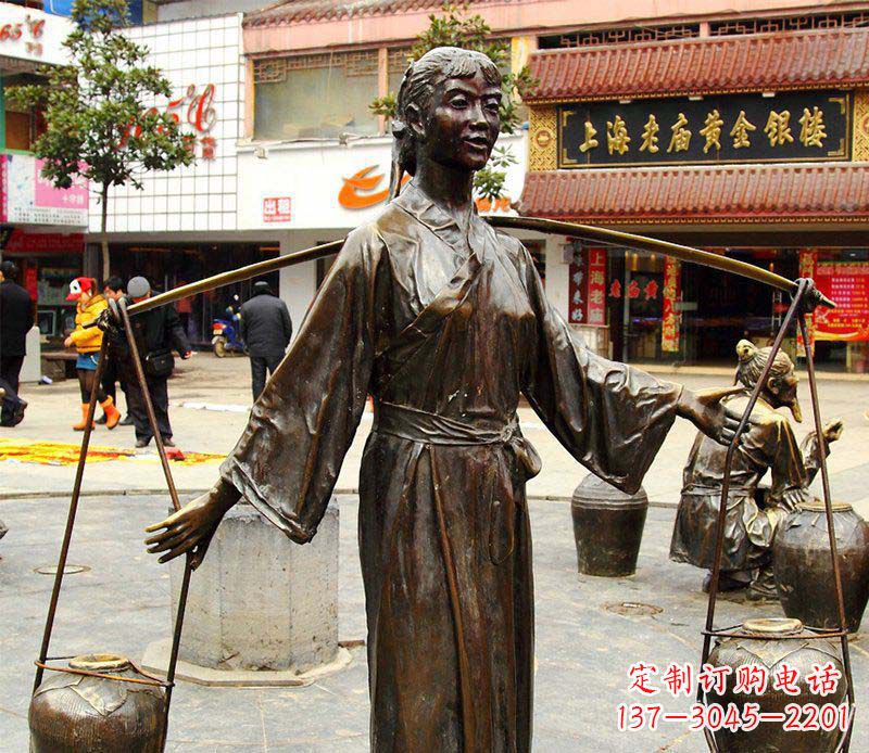 泸州挑着罐子的古代女人铜雕