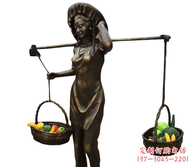 泸州挑着蔬果的女人铜雕