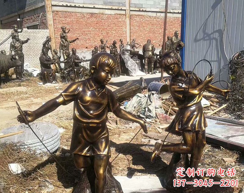 泸州跳绳的儿童铜雕