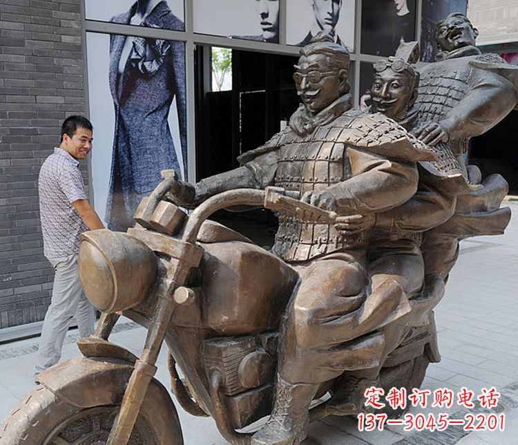 泸州铜雕街头骑摩托人物雕塑
