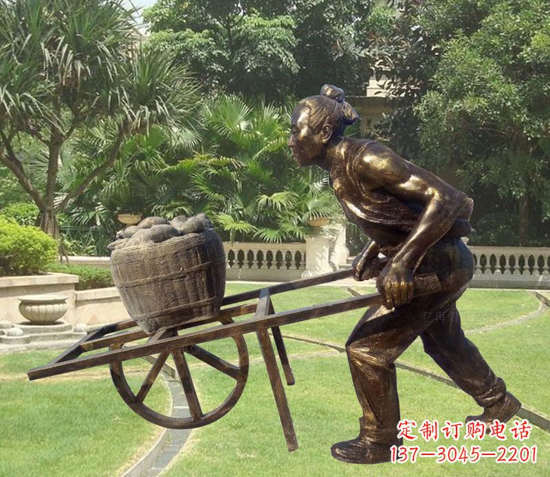 泸州推独轮车的古人铜雕
