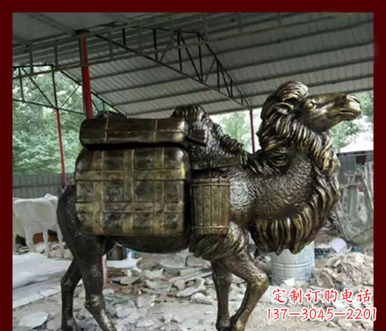 泸州拖行李的骆驼动物铜雕