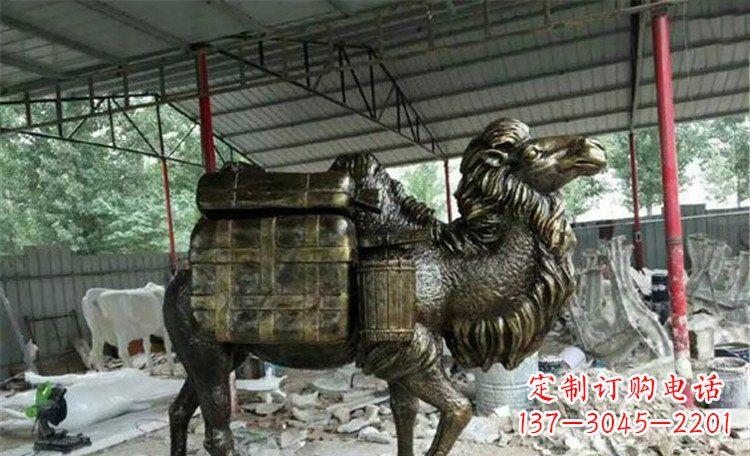 泸州拖行李的骆驼动物铜雕 (2)