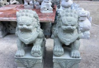 泸州青石踩球狮子看门石雕，精致雕塑令门口更加精彩