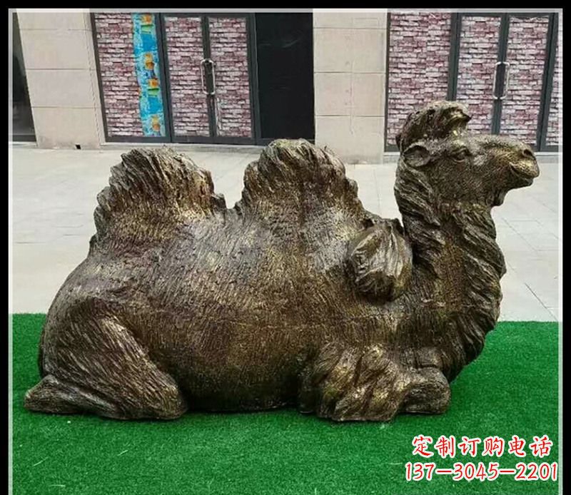 泸州卧在草地的骆驼铜雕