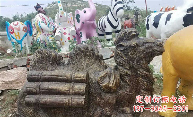 泸州卧着的骆驼动物铜雕 (2)