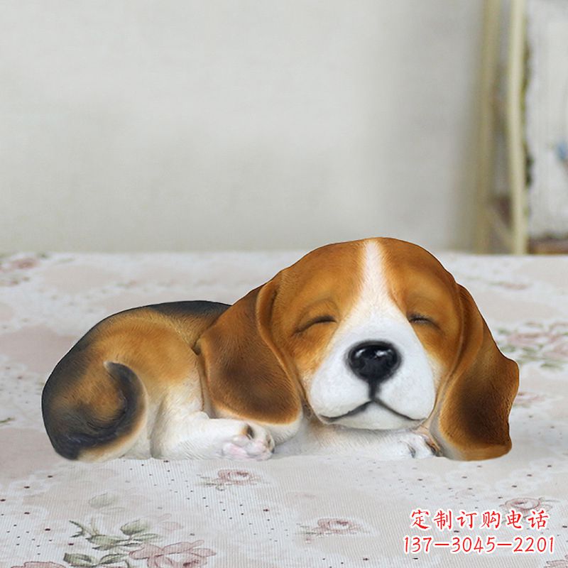 泸州卧姿比格犬仿真雕塑,睡觉的小狗狗是内美陈动物雕塑摆件