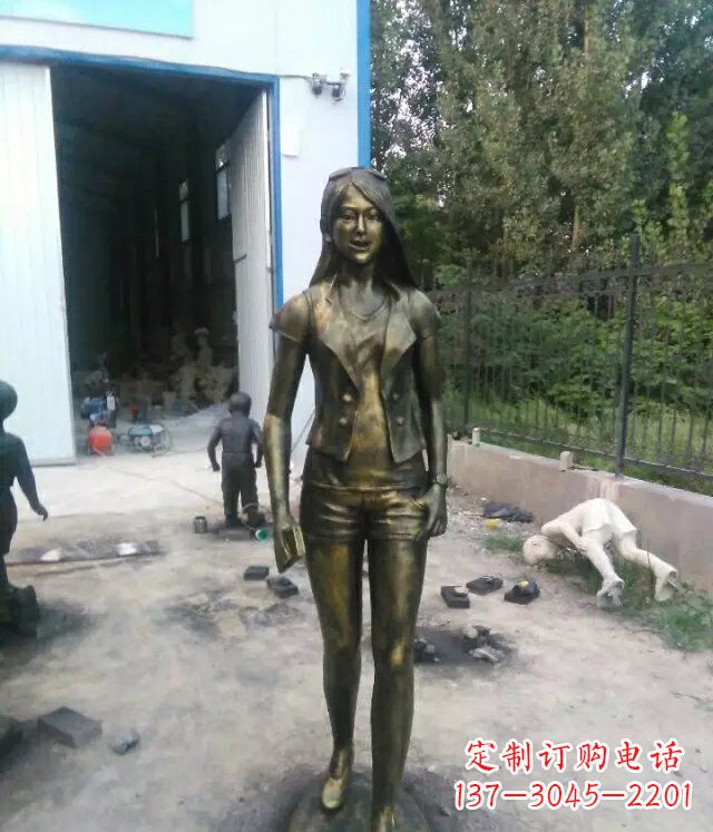 泸州现代美女广场人物铜雕