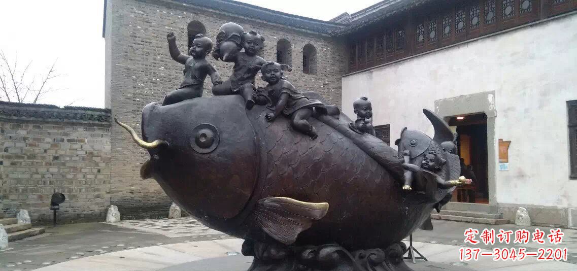泸州小孩骑鱼铜雕