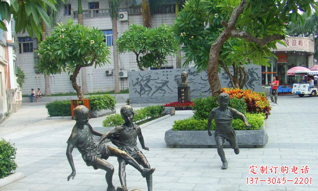 泸州小孩踢足球铜雕