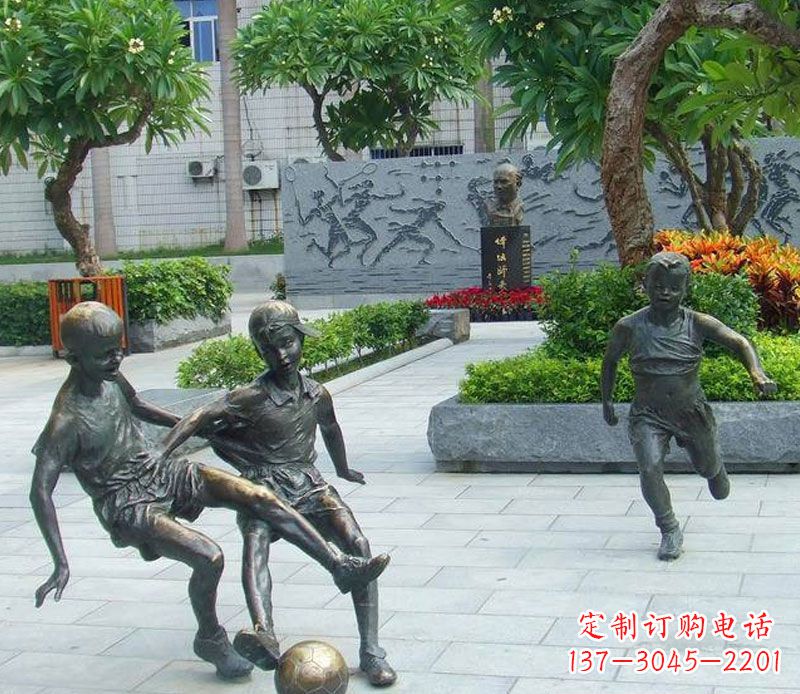 泸州小孩踢足球公园景观铜雕
