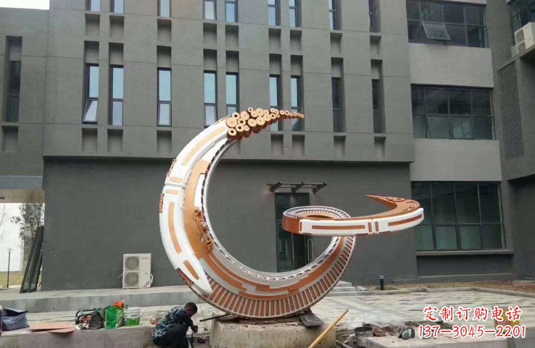 泸州小区抽象不锈钢月亮雕塑