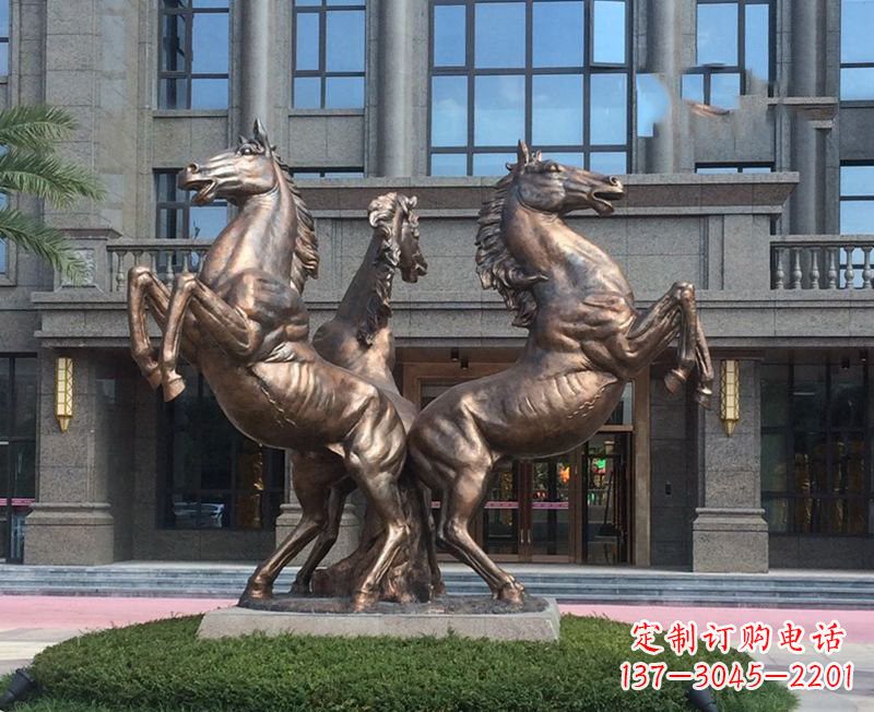 泸州小区立马铜雕