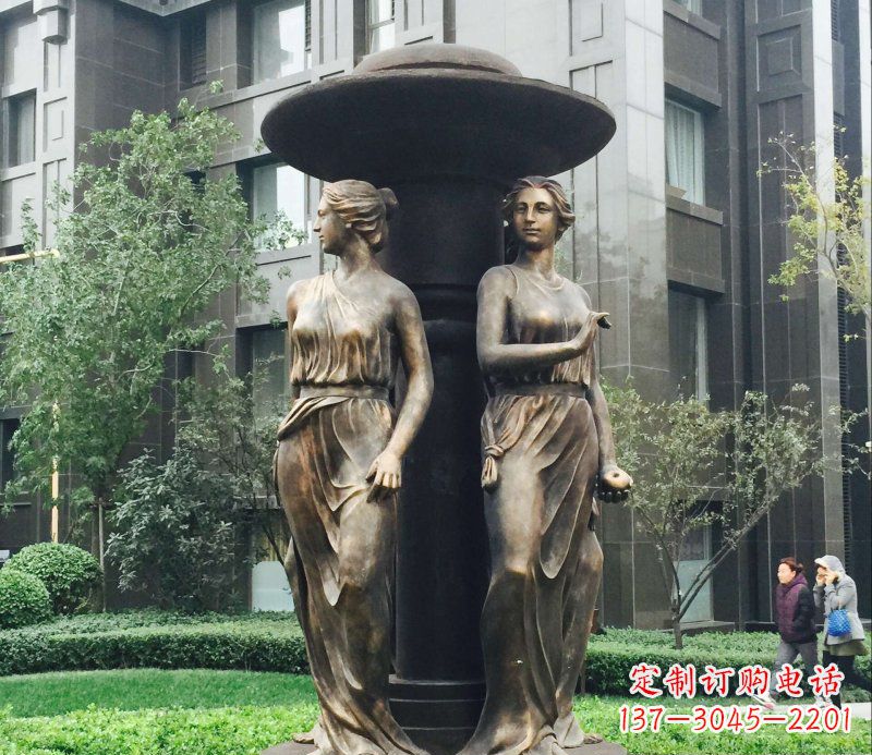 泸州小区西方女人人物铜雕