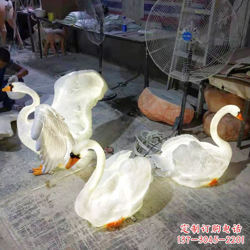 泸州小区园林草坪发光天鹅景观雕塑摆件
