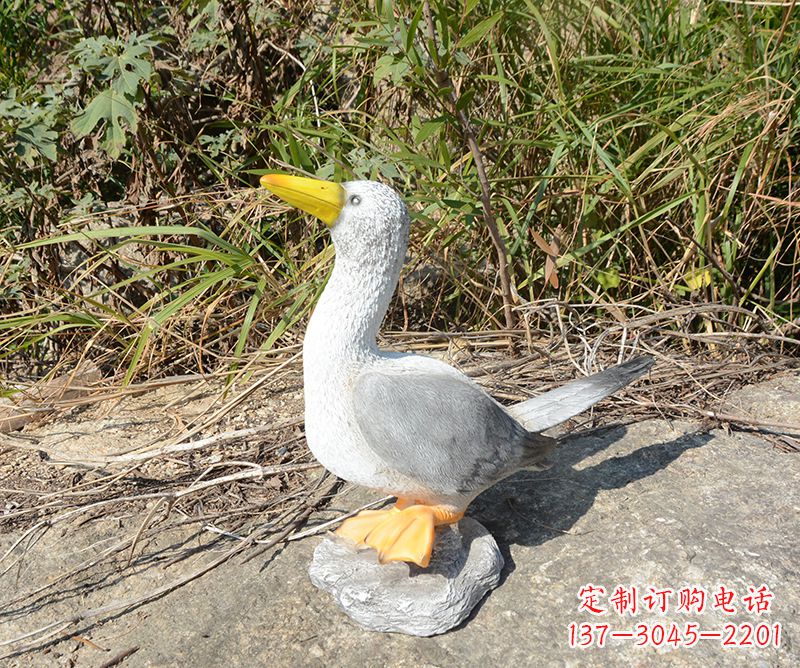 泸州学校雕塑和平鸽