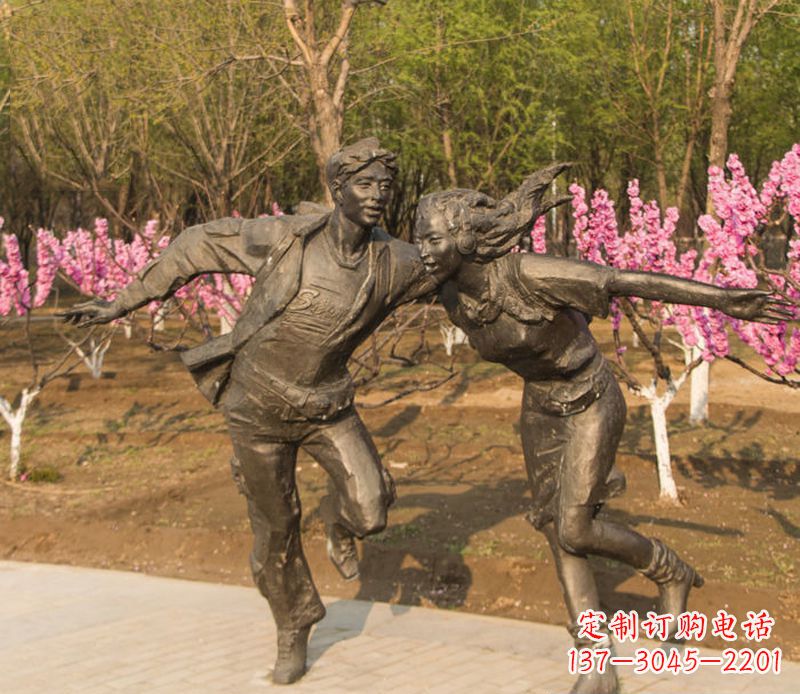 泸州游玩的情侣铜雕