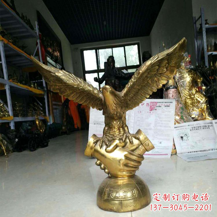 泸州铸铜老鹰雕塑大展宏图